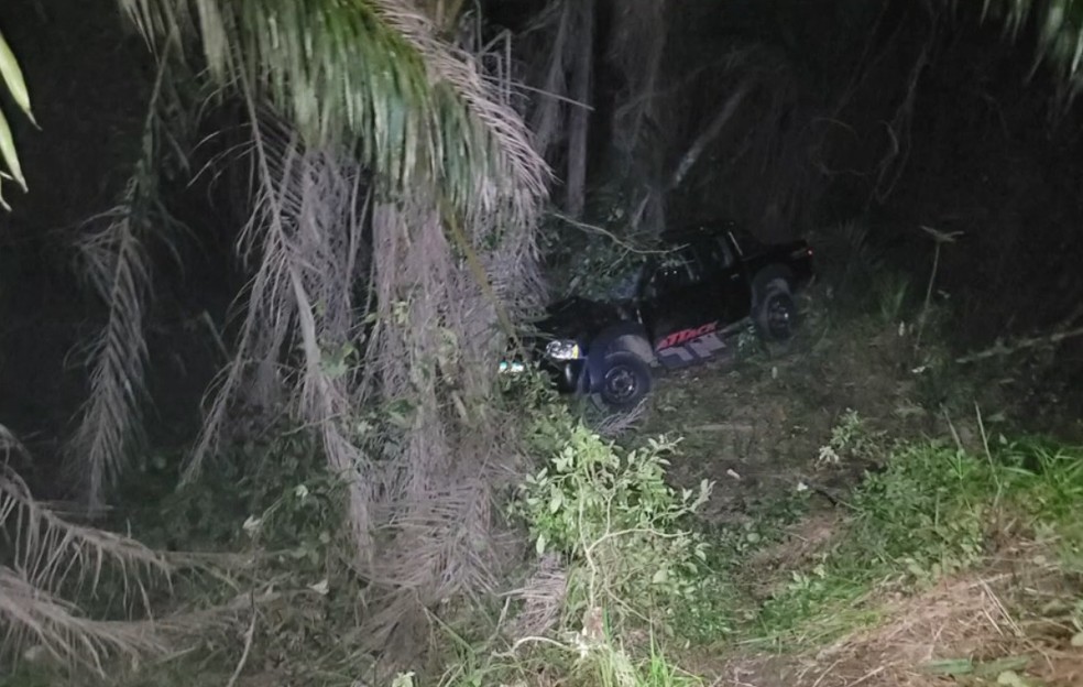 Dois homens morrem aps caminhonete sair da pista e cair em ribanceira no sul da Bahia — Foto: Reproduo/TV Santa Cruz