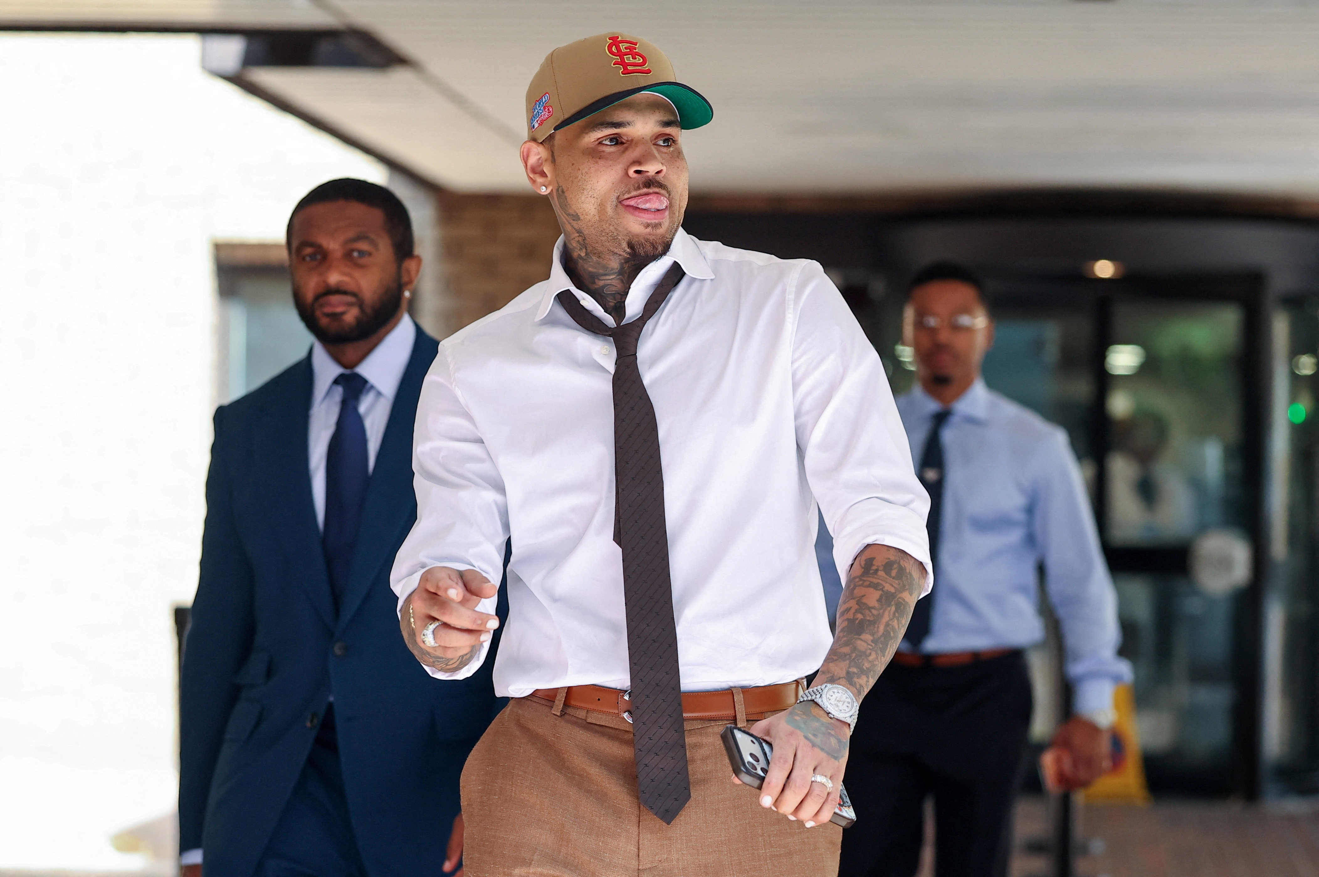 Chris Brown se declara culpado por briga em incidente em boate