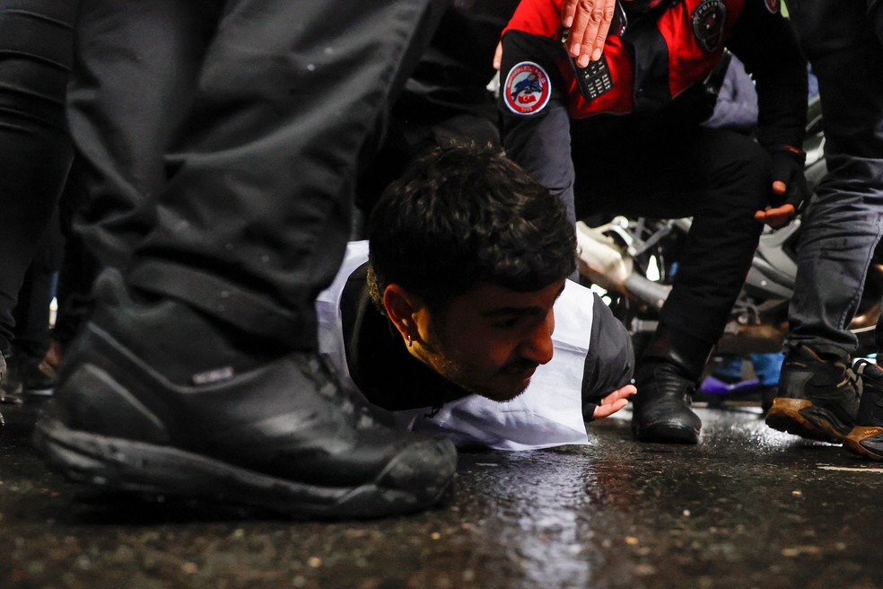 A polícia detém um manifestante, enquanto pessoas tentam desafiar uma proibição e marcham até a Praça Taksim para celebrar o Dia do Trabalhador, em Istambul, Turquia, 1º de maio de 2026. — Foto: REUTERS/Kemal Aslan
