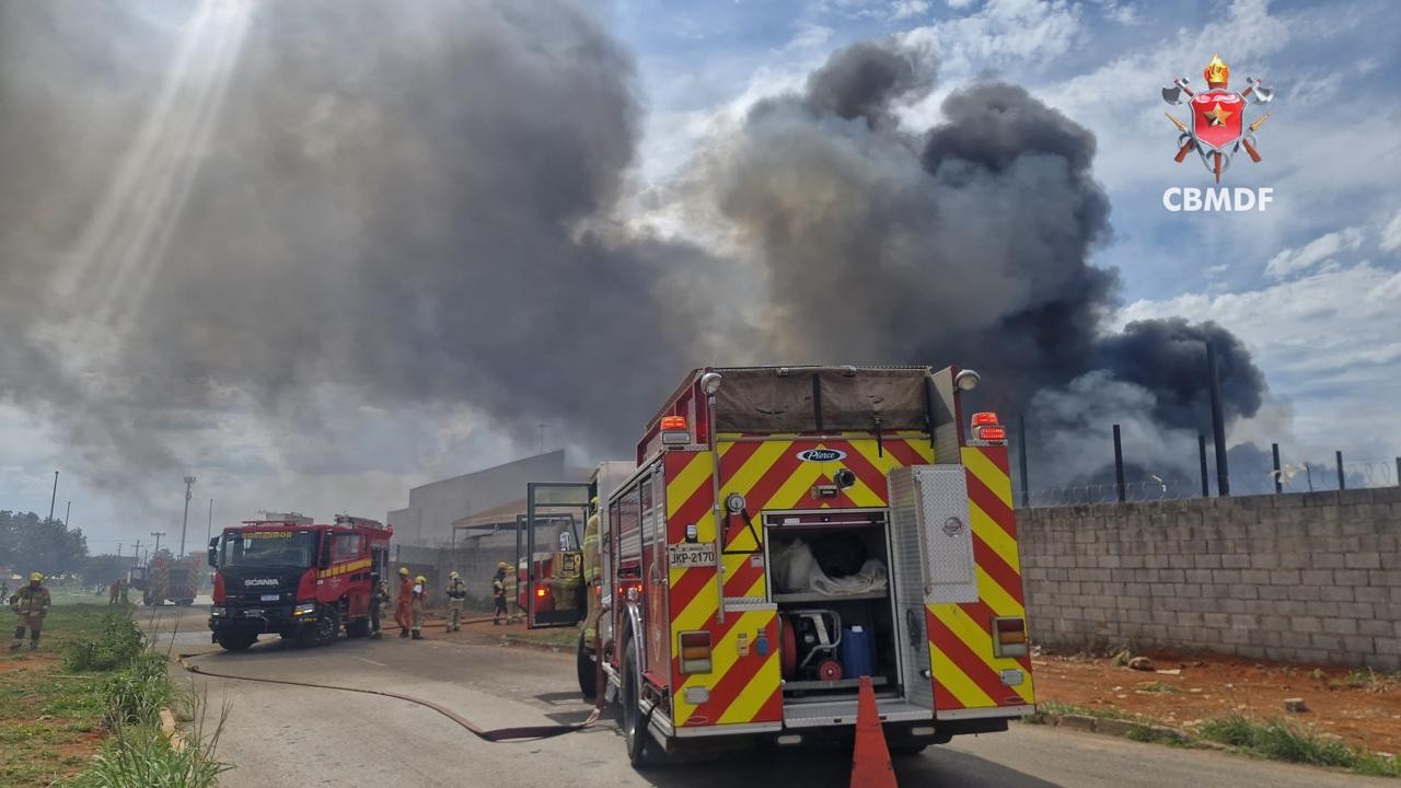 Incêndio em depósito de recicláveis mobiliza bombeiros no DF