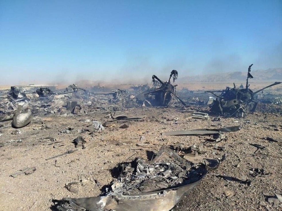 Destroços em Isfahan, no Irã, do que Teerã afirma serem de aeronaves militares dos EUA. — Foto: Divulgação/Guarda Revolucionária do Irã