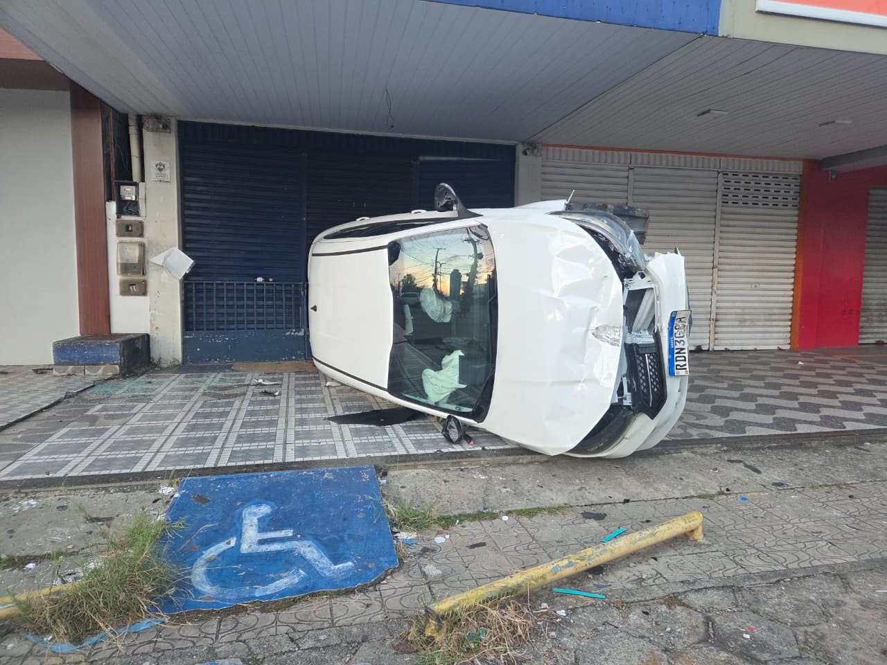Idoso fica ferido após carro capotar na Av. Jerônimo de Albuquerque, em São Luís