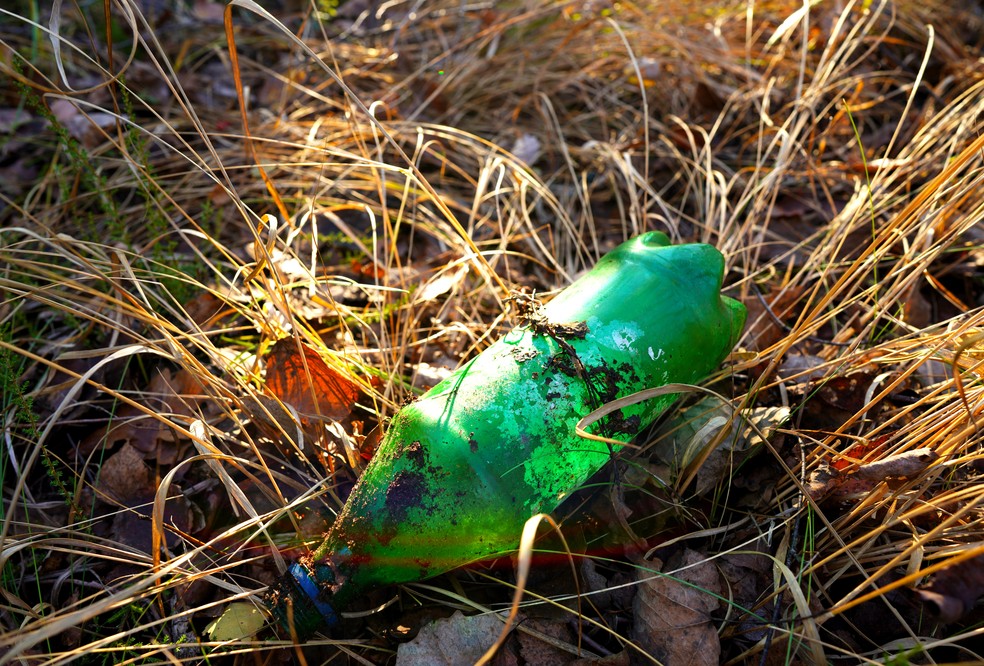Garrafa PET verde, comum entre bebidas, não tem alta reciclabilidade — Foto: Adobe Stock
