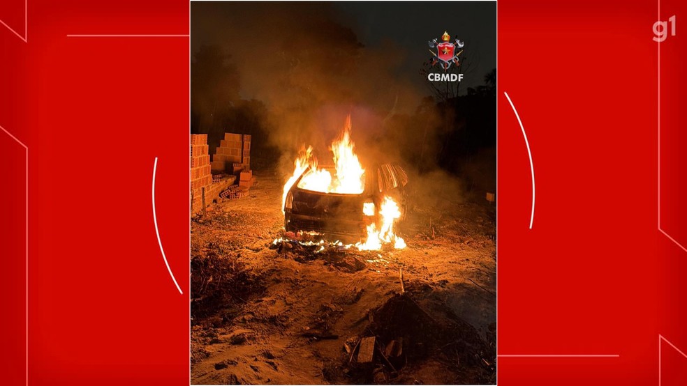 Corpo foi encontrado carbonizado dentro do porta-malas de um carro incendiado no Sol Nascente. — Foto: CBMDF/Divulgação