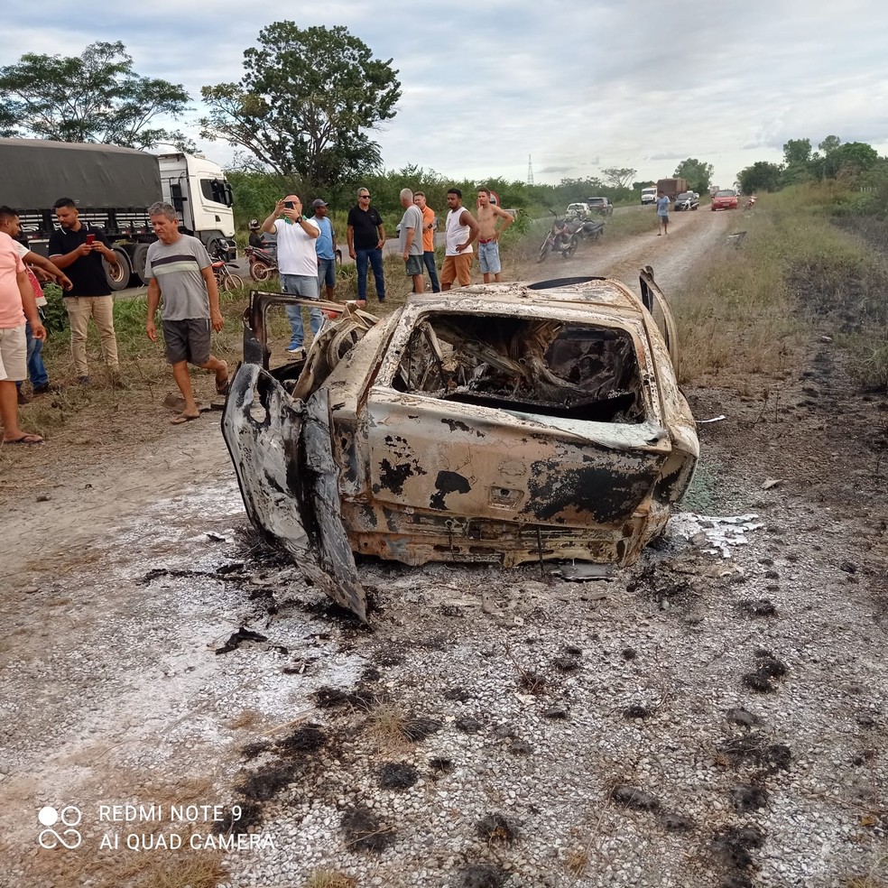 Duas pessoas morrem carbonizadas após carro de passeio colidir em carreta e pegar fogo na BR-135, no MA — Foto: Divulgação