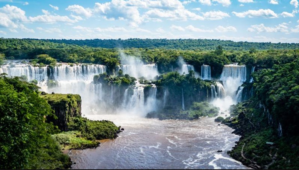 Todos os anos, mais de 1,5 milh&atilde;o de turistas visitam as cataratas do Igua&ccedil;u, patrim&ocirc;nio mundial da Unesco. &mdash; Foto: Getty Images/Via BBC
