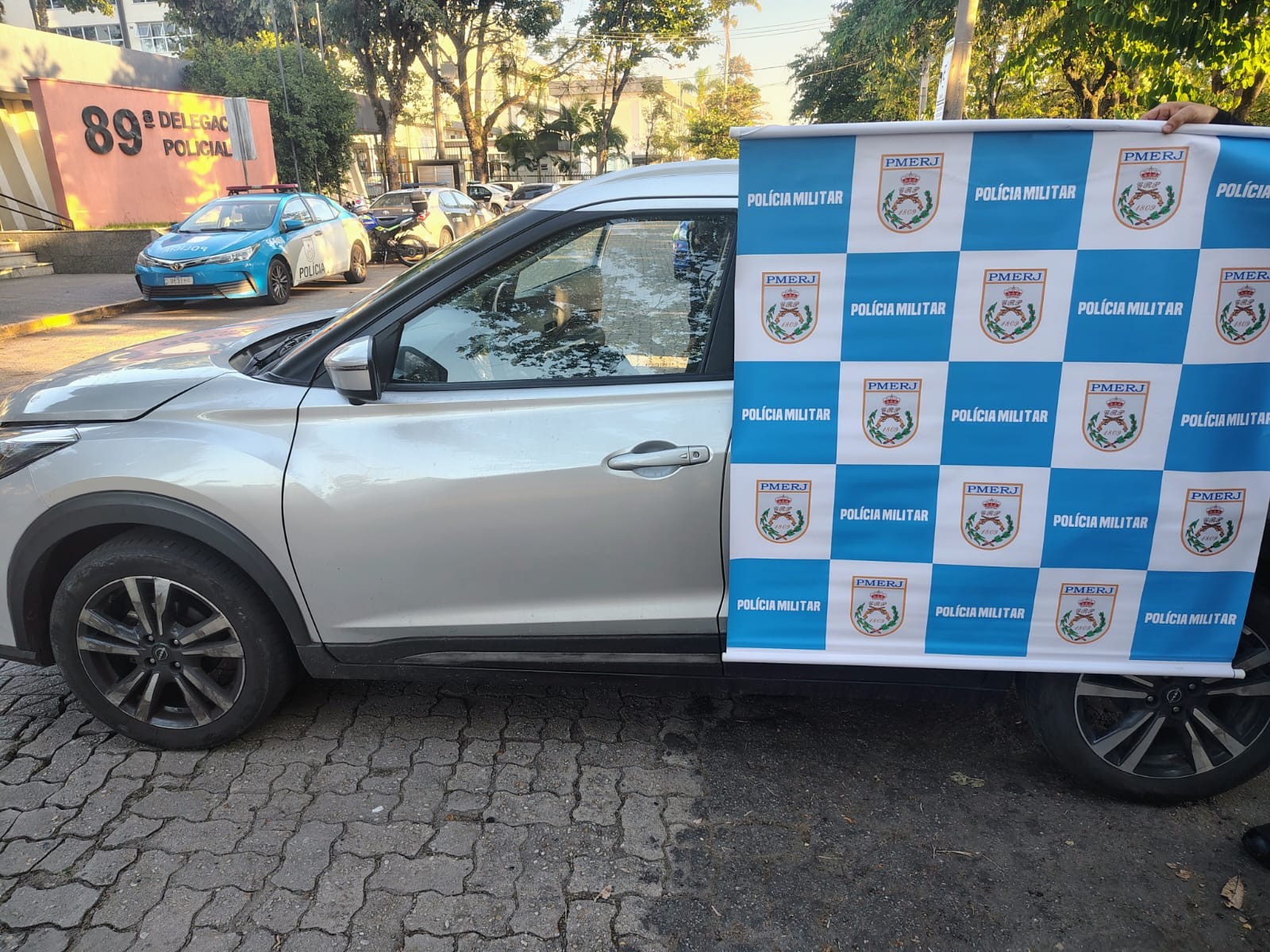 Polícia Militar prende homem por suspeita de dirigir carro roubado em Resende