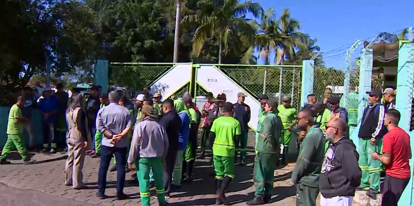 Protesto de funcionários deixa Pindamonhangaba sem coleta de lixo serviço de limpeza