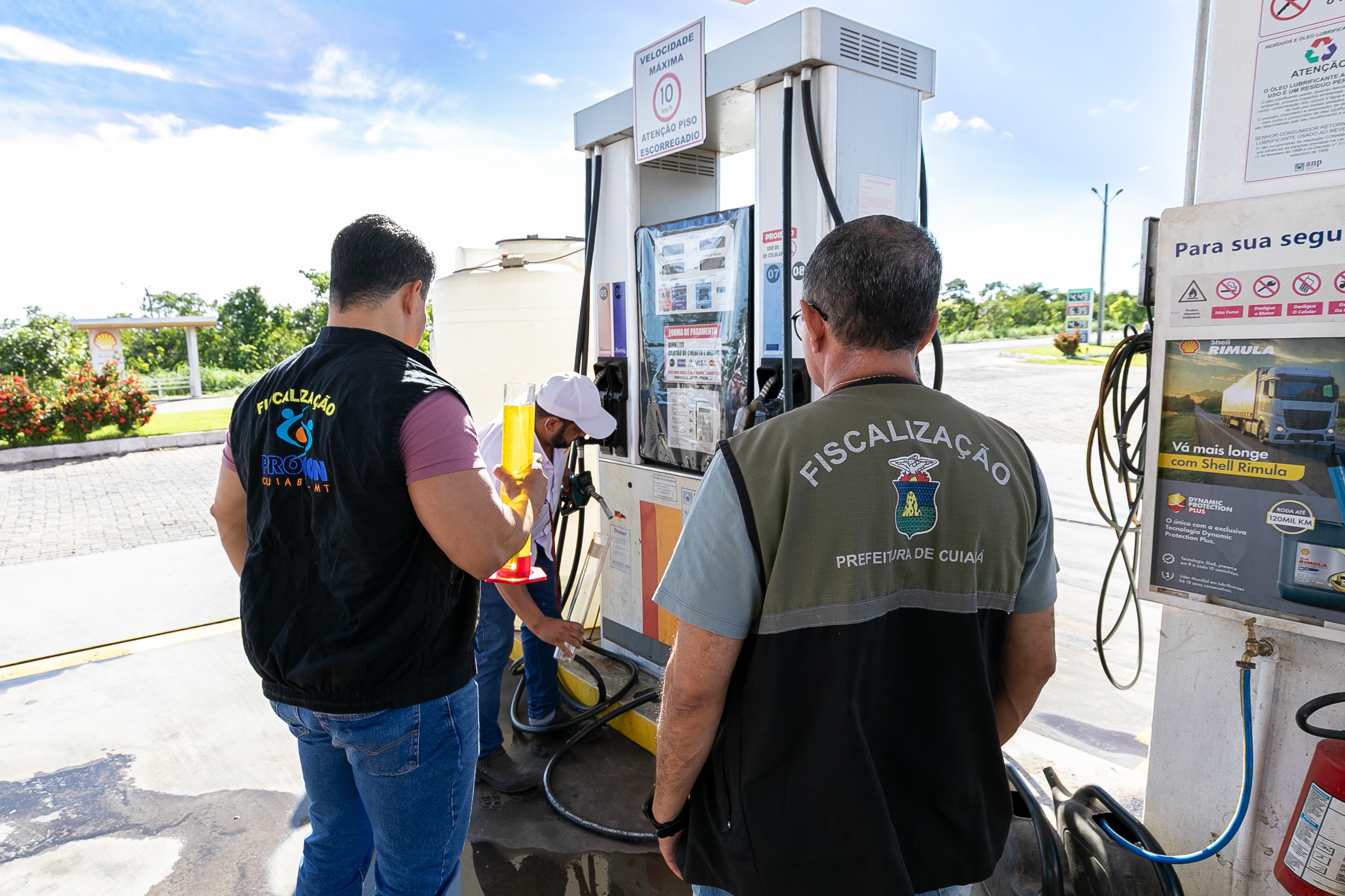 Postos de combustíveis em Cuiabá são fiscalizados pelo Procon e um é interditado