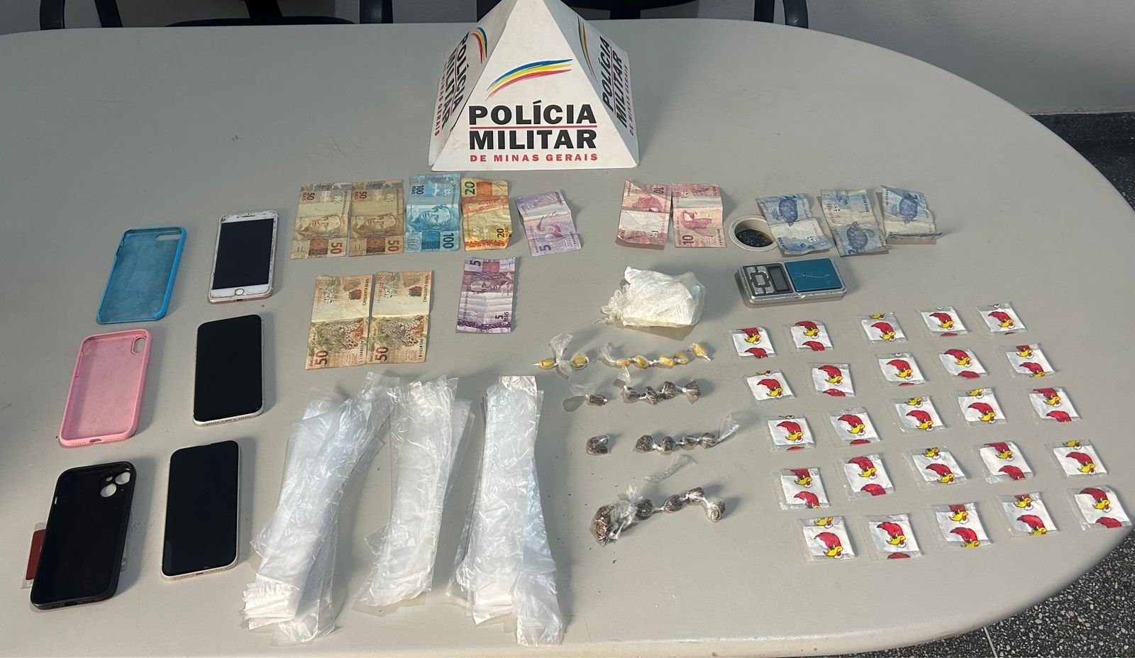 Adolescente que anunciava e vendia drogas pelas redes sociais é apreendida em Rio Pardo de Minas