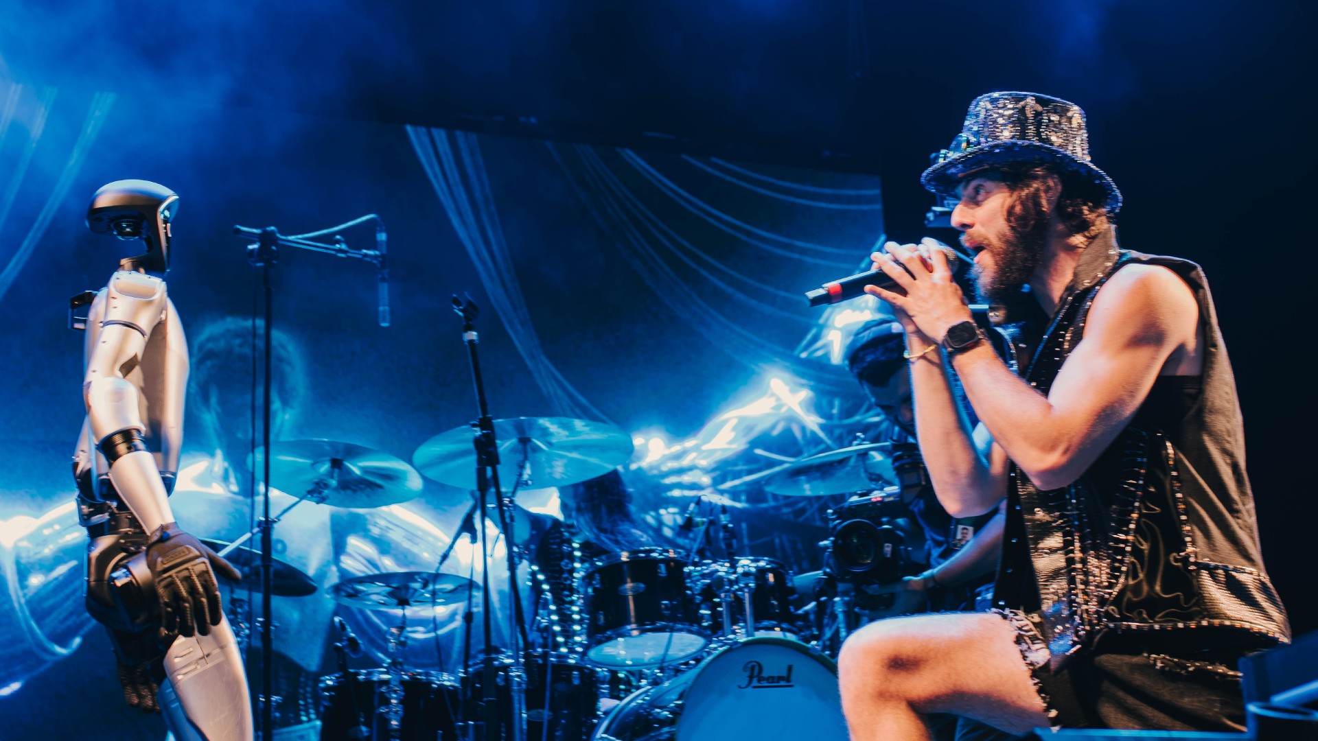 Defante rouba público de palco principal do Rock in Rio cantando sobre pelos pubianos e maconha: ‘O rock voltou’