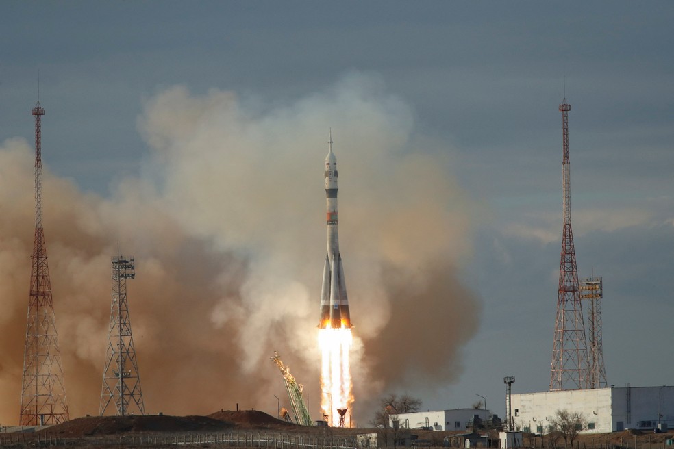 A espaçonave Soyuz MS-25 tem uma tripulação formada pelas astronautas Tracy Dyson, da Nasa, Marina Vasilevskaya, da Bielo-Rússia, e o russo Roscosmos Oleg Novitskiy; a nave decolou para a Estação Espacial Internacional (ISS) a partir da plataforma de lançamento no Cosmódromo de Baikonur, Cazaquistão, em 23 de março. 2024 — Foto: REUTERS/Pavel Mikheyev