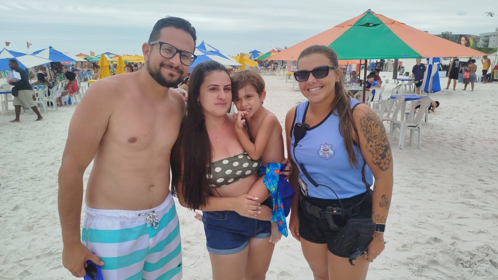 Mobilização com dezenas de pessoas ajuda criança a reencontrar família na Praia do Forte, em Cabo Frio