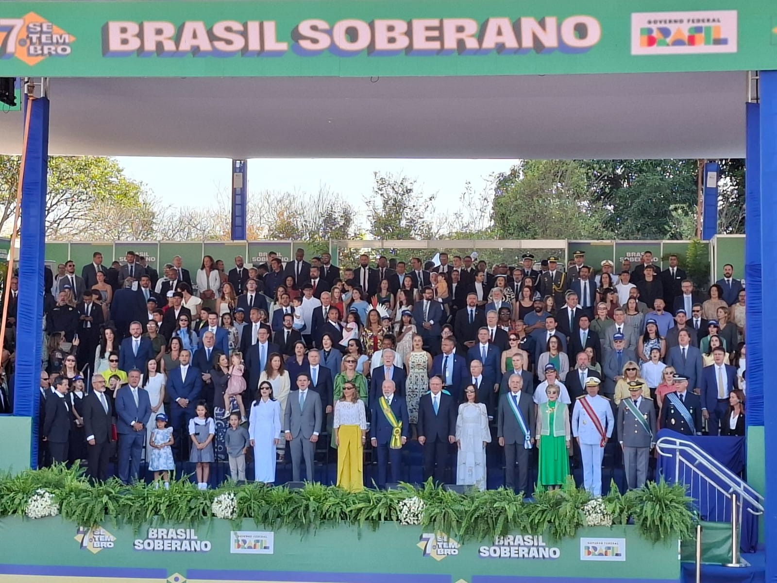 Sem ministros do STF e com Motta na tribuna, Lula participa de desfile do 7 de Setembro em Brasília