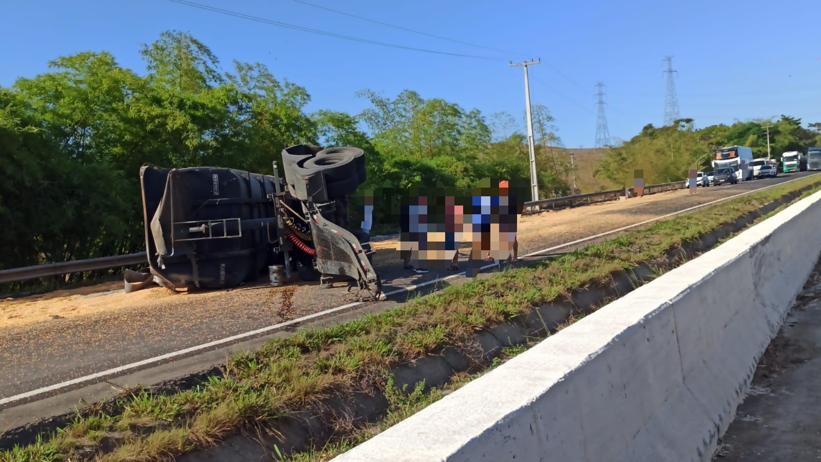 Carreta carregada de milho tomba e interdita trecho da BR-101, em Rio Largo