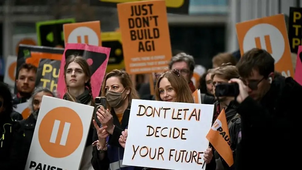Ativistas de grupos como o PauseAI tamb&eacute;m pedem que empresas como o Google interrompam os esfor&ccedil;os para desenvolver sistemas de IA avan&ccedil;ados. &mdash; Foto: AFP via BBC