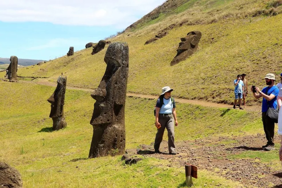 Os moais atraem mais de 100 mil visitantes por ano para a Ilha de Páscoa — Foto: Getty Images/BBC