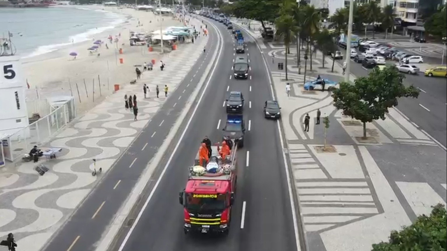 Cortejo em homenagem a piloto de helicóptero da polícia morto passa por vários bairros do Rio; vídeo