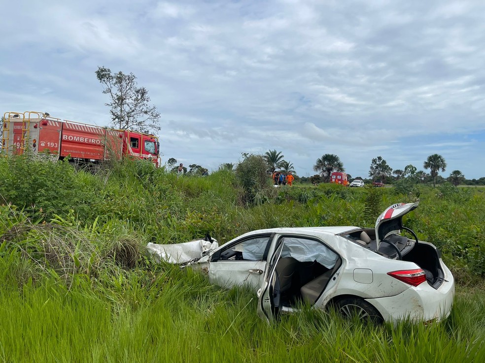 Carro foi parar às margens da rodovia — Foto: Divulgação/Bombeiros