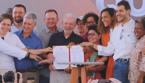 Lula assina decreto que põe fim há 40 anos de conflitos entre quilombolas e Centro de Lançamento de Foguetes no MA — Foto: Reprodução/Youtube