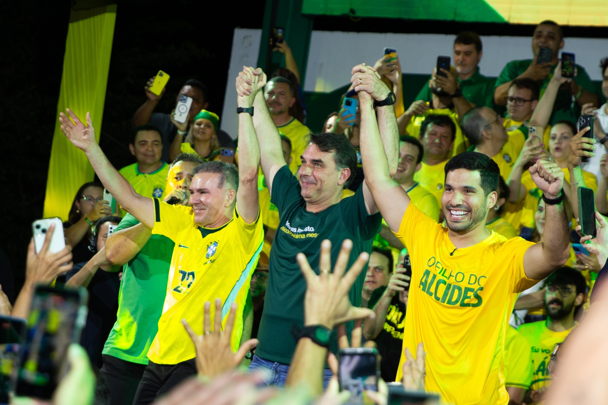 Alcides Fernandes oficializa pré-candidatura ao Senado pelo Ceará em evento ao lado de Flávio Bolsonaro