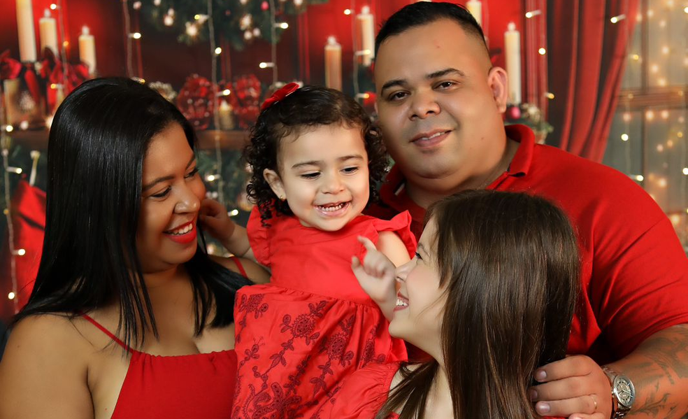 Thays, a filha caçula no colo, Luiz e Millena Brandão — Foto: Divulgação