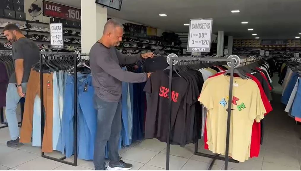 Polícia localiza 'megadepósito' de roupas falsificadas em Madureira e apreende milhares de produtos