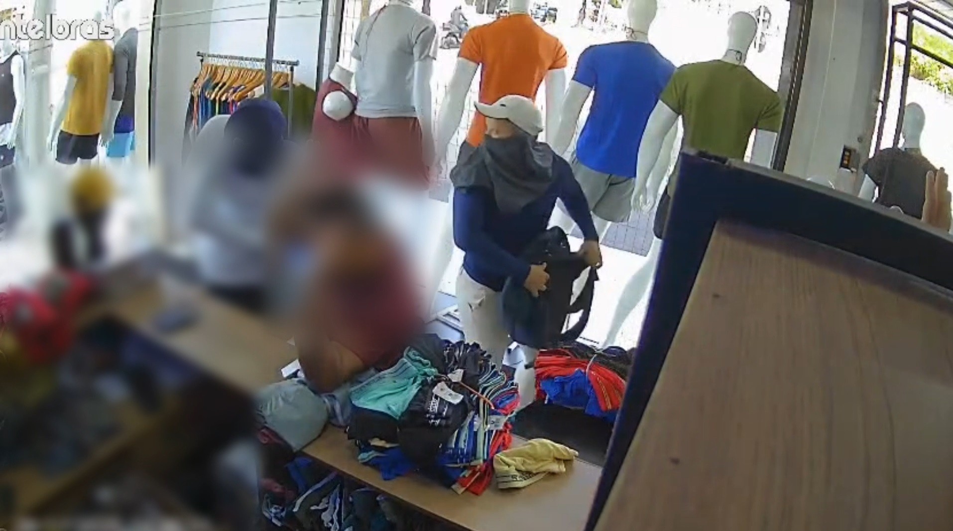 Vídeo: três homens assaltam funcionários e roubam loja de roupas em Fortaleza