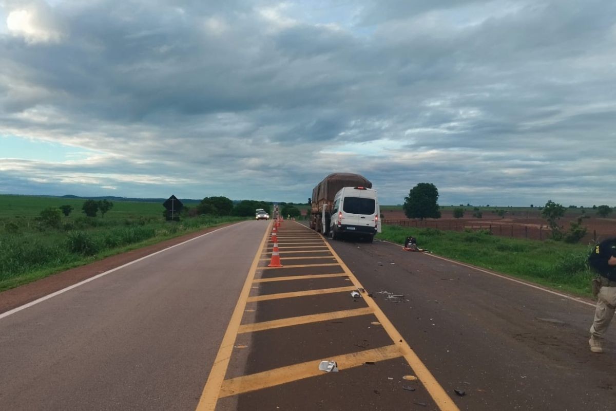 Van que levava pacientes para hemodiálise se envolve em acidente e uma pessoa morre na BR-163
