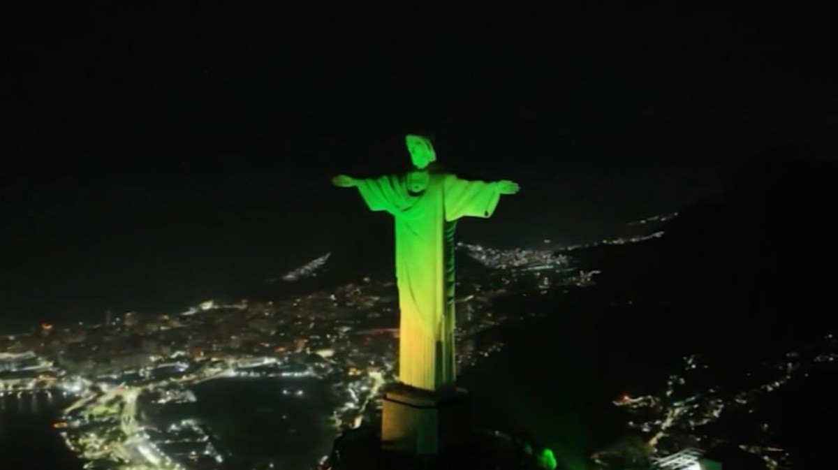 Na véspera de Brasil x Escócia, Cristo é iluminado em verde e amarelo