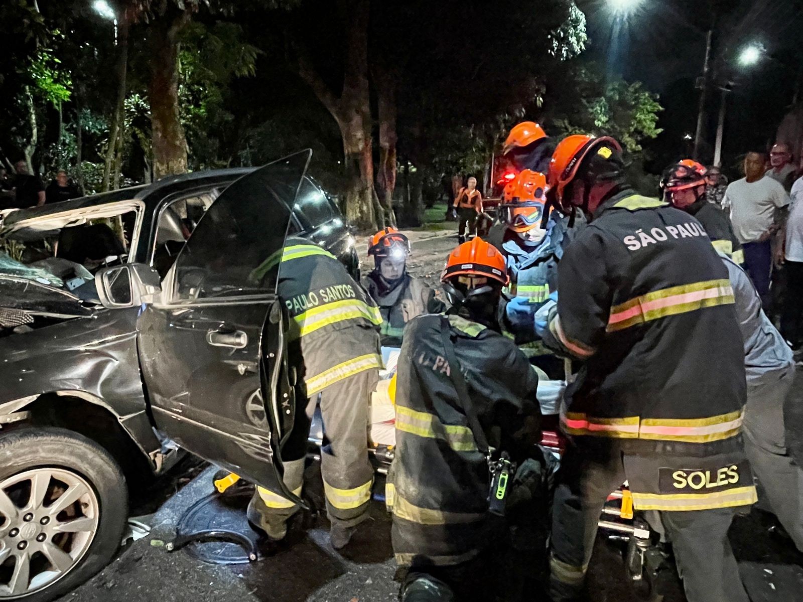 Idosa de 71 anos fica presa nas ferragens após carro bater em árvore, em São José dos Campos