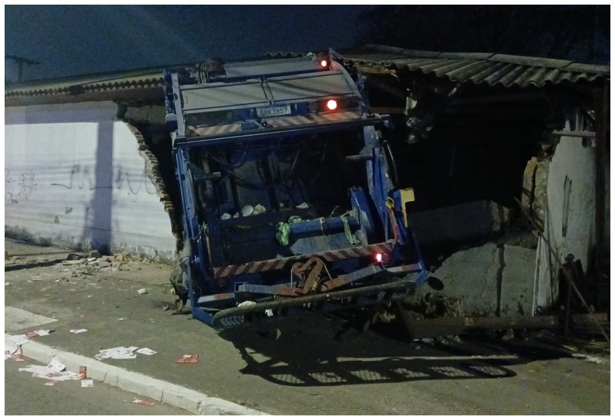 Caminhão de lixo bate contra muro na Avenida do Estado e fere quatro pessoas no Centro de SP