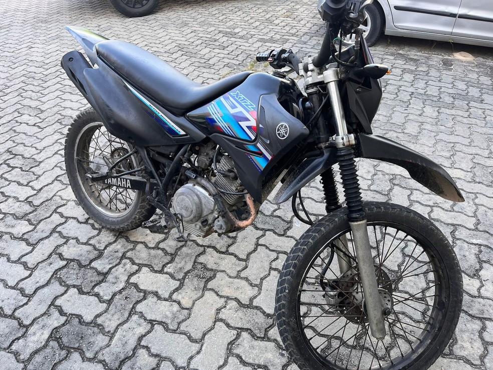 Polícia apreendeu moto com queixa de roubo durante ocorrência no Bairro Cais do Porto. — Foto: Polícia Militar/ Divulgação