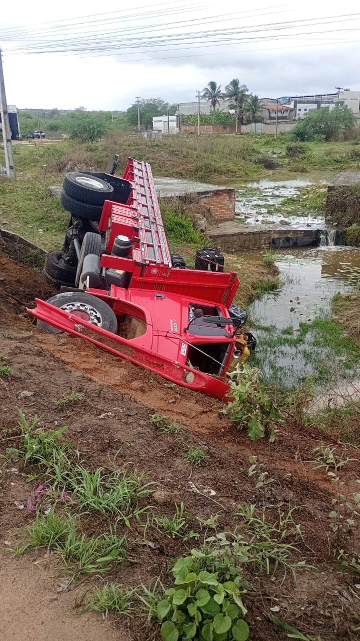 Caminhão perde controle e tomba na BR-104, em Caruaru