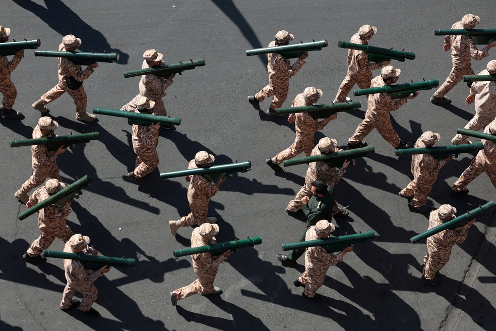 Membros da milícia iraniana Basij segurando lança-mísseis participam de desfile militar em Teerã, no Irã, em 18 de setembro de 2026. — Foto: Majid Asgaripour/Wana via REUTERS