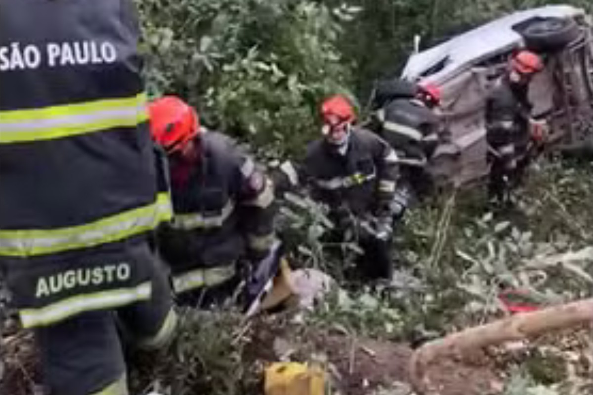 Motorista morre após cair em ribanceira e ficar preso às ferragens de carro em Piracicaba 