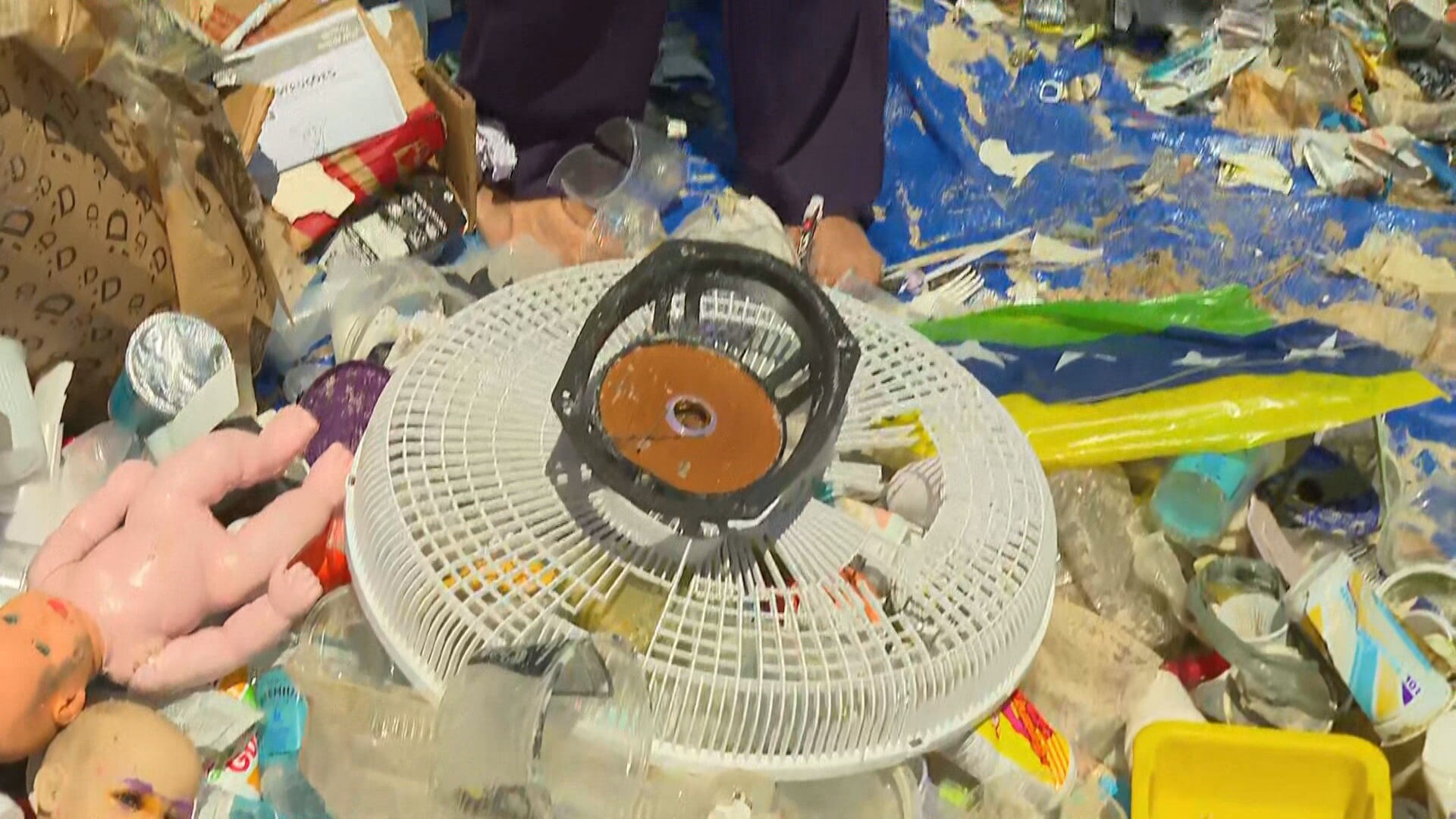 Dia Mundial da Limpeza: Boneca, ventilador e restos de caixa de som estão entre os 480 quilos lixo recolhidos na Praia do Flamengo