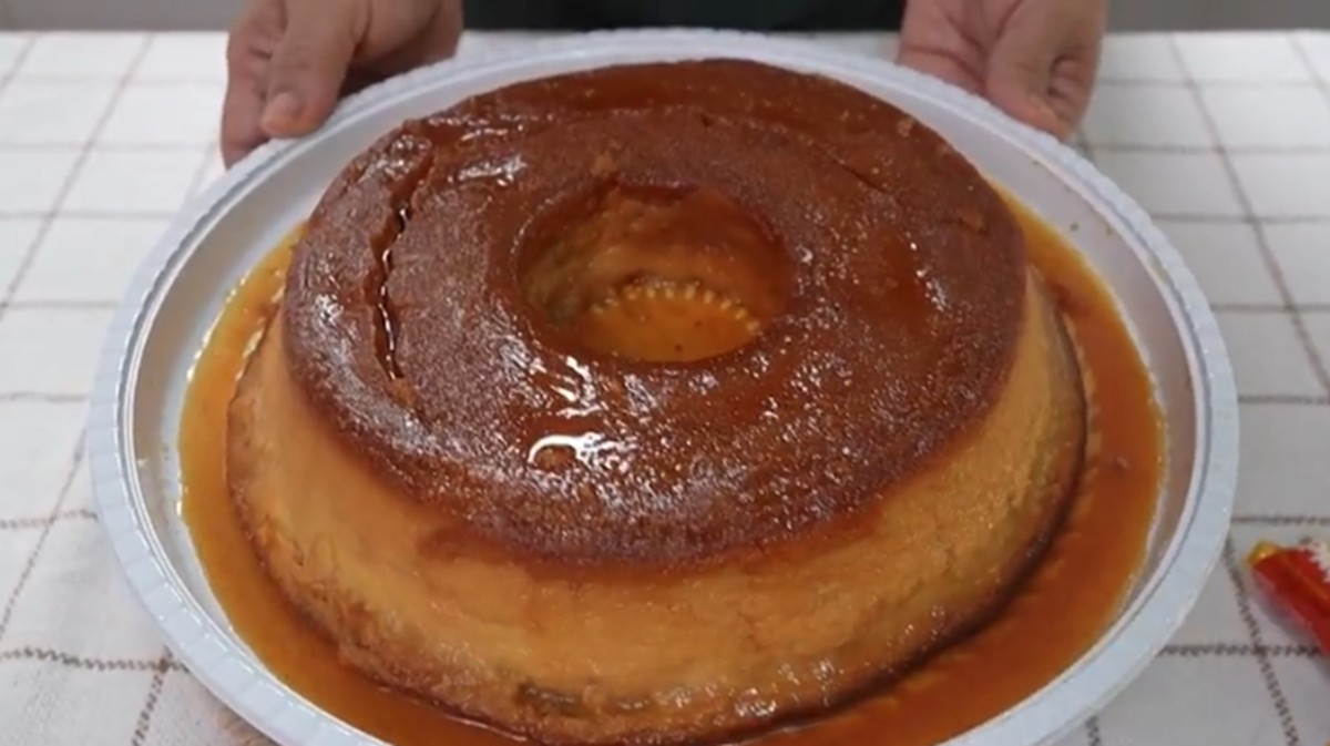 Saiba como preparar um bolo de pudim de milho cremoso para servir durante o São João