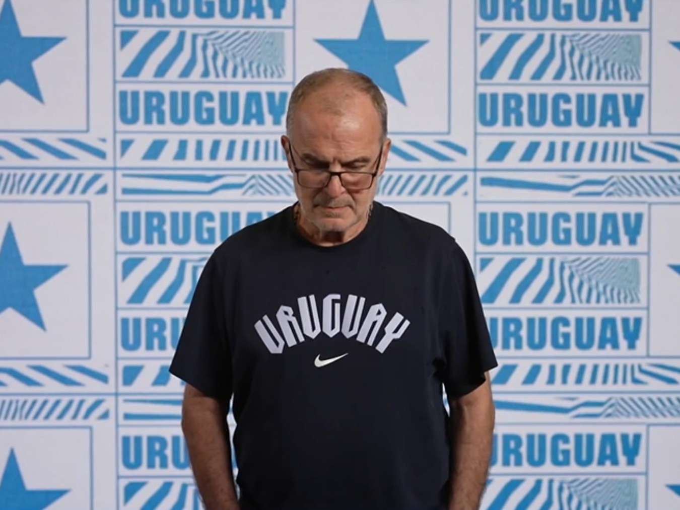 Técnico do Uruguai, Bielsa explica o motivo de olhar para baixo em fotos da Copa do Mundo: 'Não sou modelo'