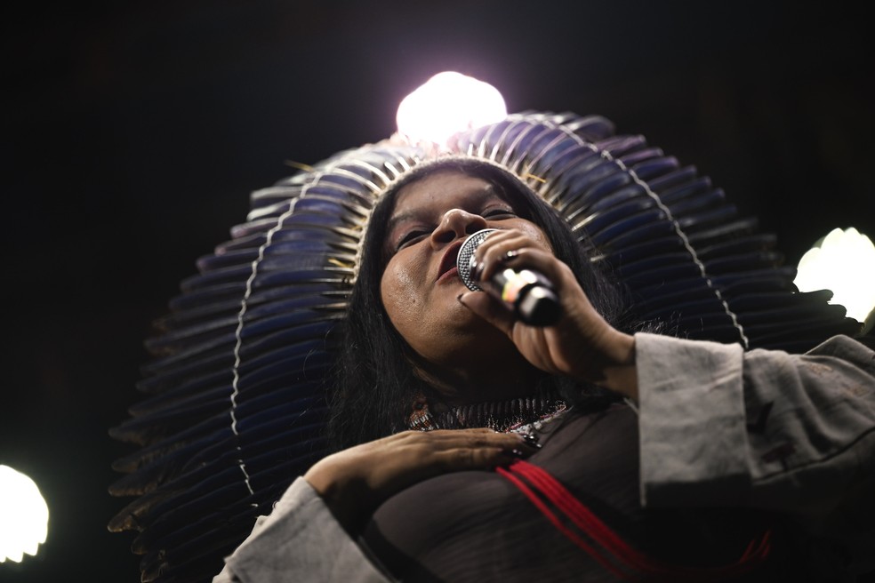 A Ministra dos Povos Indígenas do Brasil, Sônia Guajajara, fala durante o festival "Brasil é Terra Indígena", em Brasília, Brasil, em 14 de dezembro de 2023 — Foto: MATEUS BONOMI/ESTADÃO CONTEÚDO