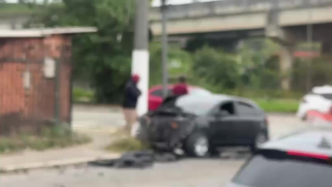 Batida entre carro e ônibus deixa três feridos no Parque São Rafael, na Zona Leste de SP