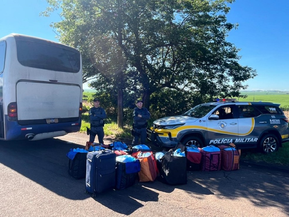 2 de 2
Trio contou aos policiais que recebeu o produto na Bolívia e o transportaria até São Paulo — Foto: Polícia Militar