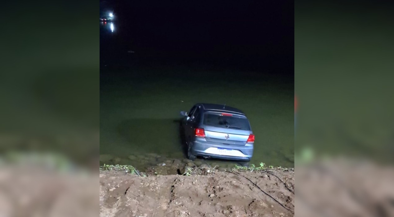 Carro cai no Rio Tietê e interrompe acesso à balsa em Arealva
