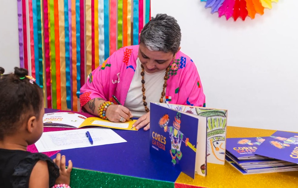 Exposição reúne ilustrações originais do livro 'Cores em Festa' em Ribeirão Preto, SP — Foto: Divulgação