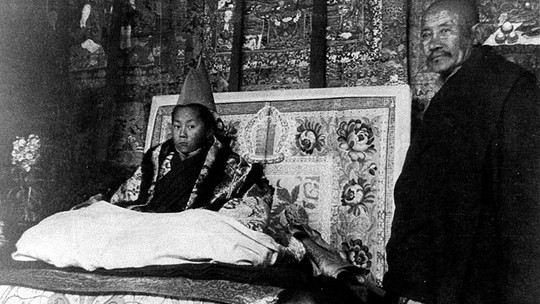 Orelha grande, sinal de fumaça e profecias: conheça os rituais para encontrar a criança em que o Dalai Lama reencarnou