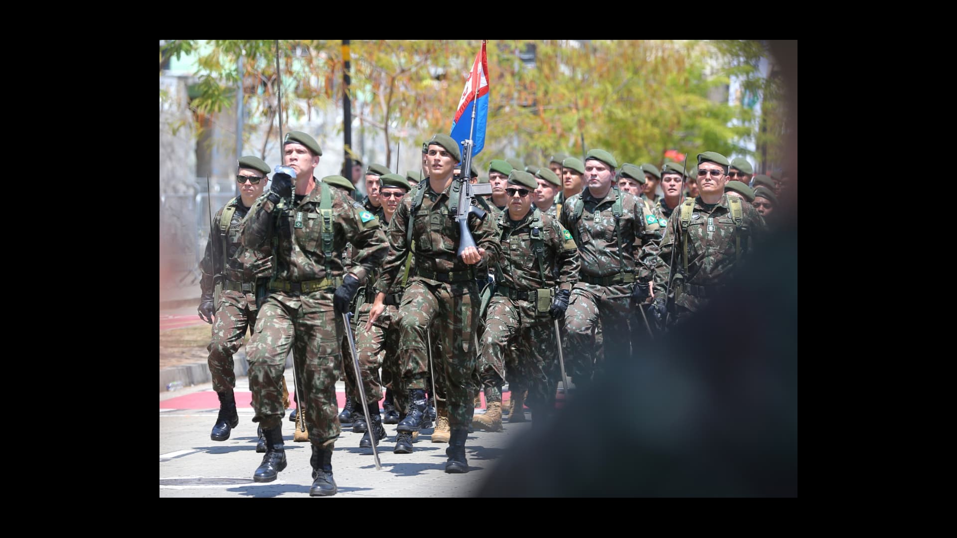 Desfile de 7 de setembro reúne membros das Forças Armadas, agentes das Forças de Segurança Pública, estudantes e população na avenida Beira-mar, em Fortaleza (CE) — Foto: Fabiane de Paula/SVM