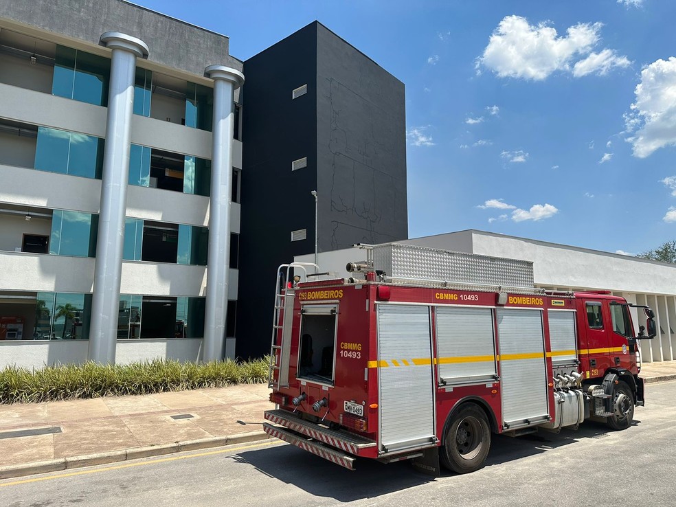 Princípio de incêndio na subestação de energia elétrica é registrado no Centro Administrativo da Prefeitura  — Foto: Prefeitura de Divinópolis/Divulgação