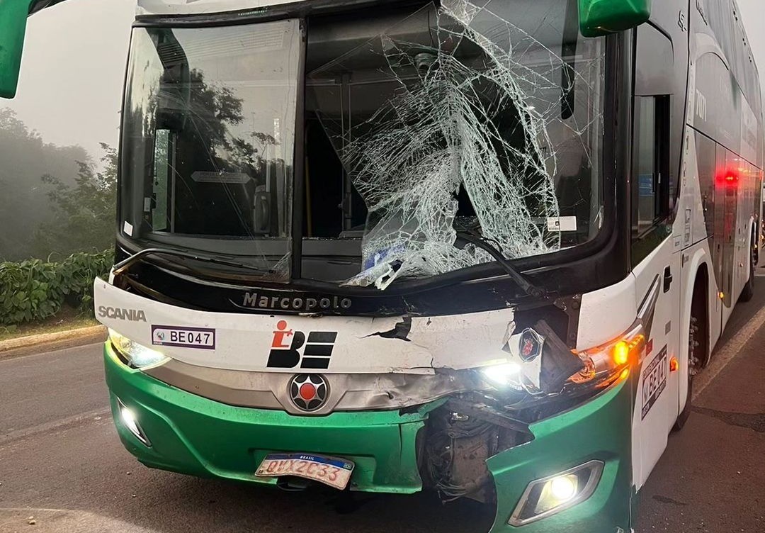 Ao tentar desviar de carro, ônibus bate e mata motociclista em rodovia no Pará