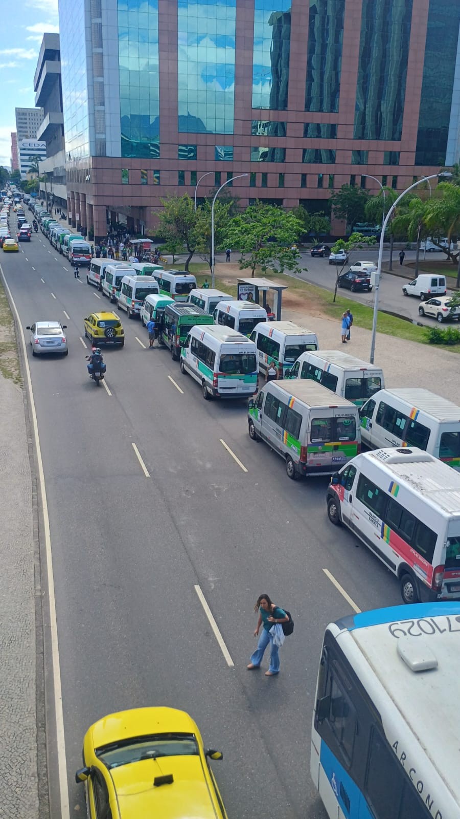 Protesto de motoristas de vans ocupa faixa da Presidente Vargas e causa retenções no Centro do Rio