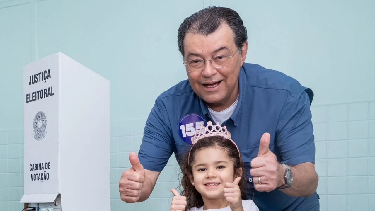 Eduardo Braga (MDB) vota em Manaus